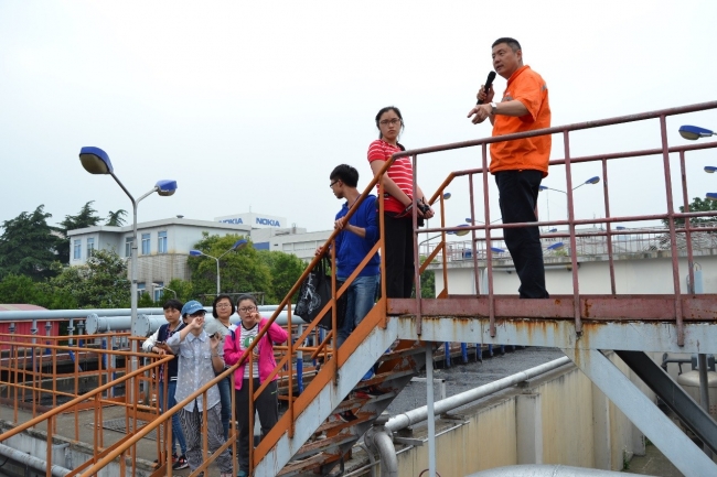 江浩工程师做现场讲解