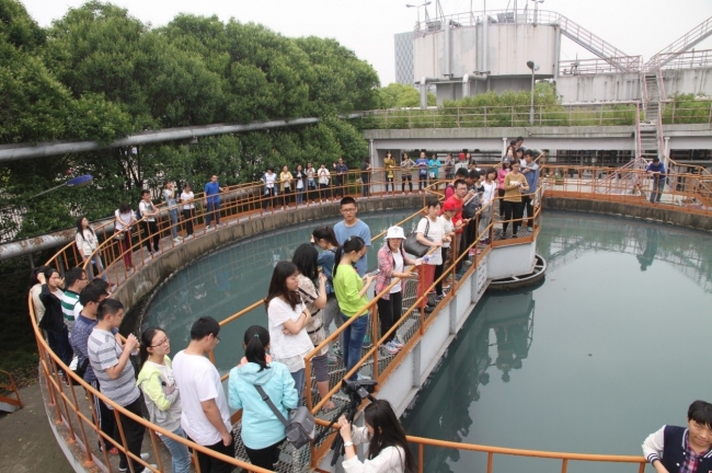 同学们参观二沉池