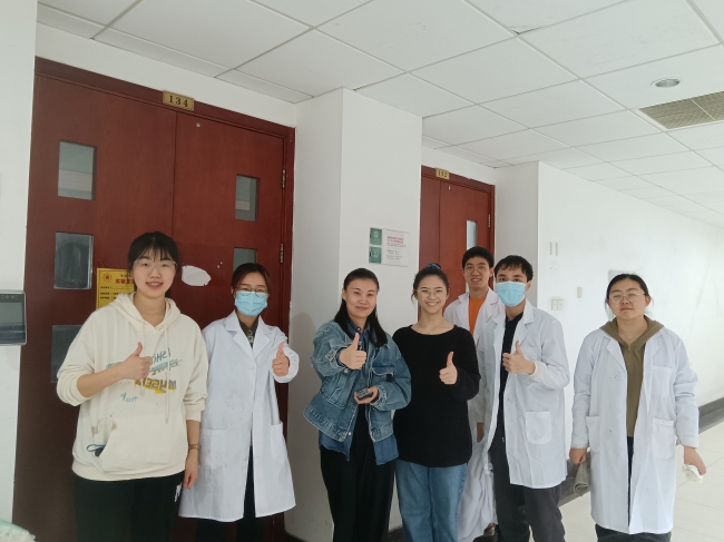 清理完实验室后合影