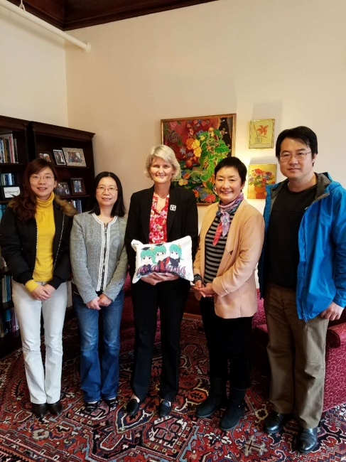 公司教师邓泓、张勇、柳欣源在周宇老师陪同下与瓦萨公司董事长Elizabeth Bradley（中间）会面