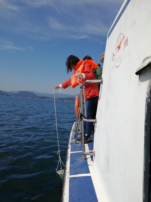 员工正在采集千岛湖水域富有生物 员工正在采集千岛湖水域富有生物