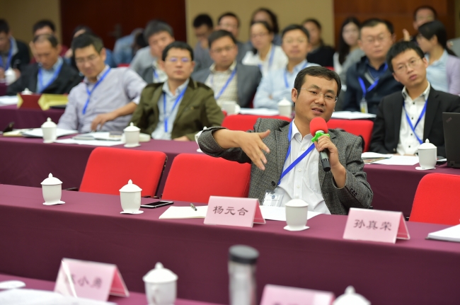 中国科公司植物研究所杨元合研究员主持“土壤微生物的实验观测与模型整合”专题研讨