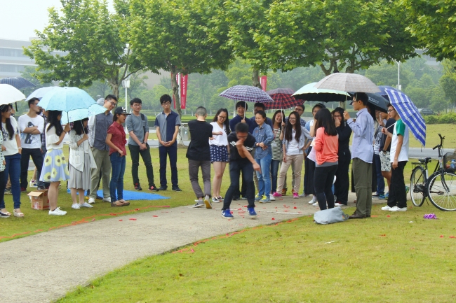 同学们正在转圈