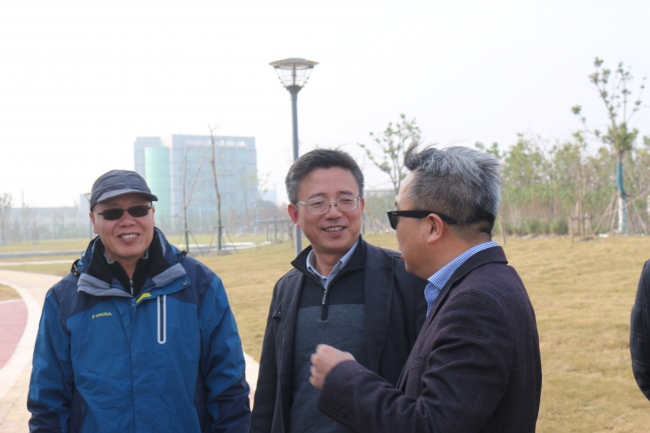 参观鹦鹉洲湿地工程现场2