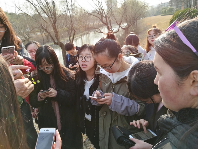 07认真记录的同学们