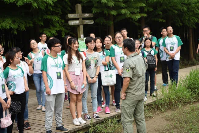 3刘文亮老师在西沙湿地为大家讲解 3刘文亮老师在西沙湿地为大家讲解