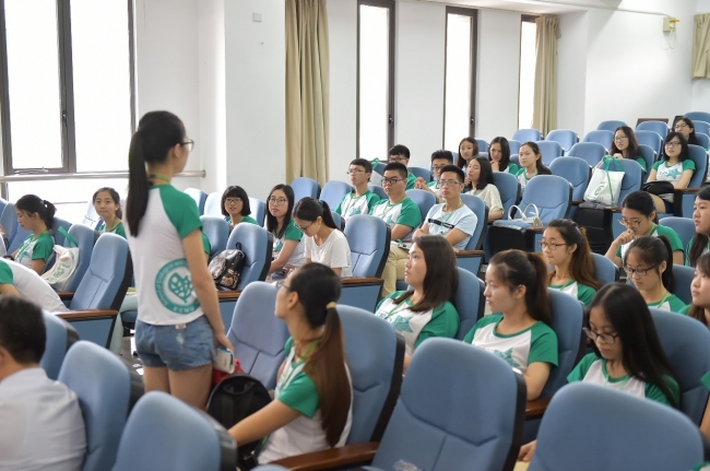 9营员进行自我介绍 9营员进行自我介绍