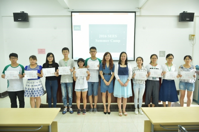 2为营员们颁发结业证书 2为营员们颁发结业证书