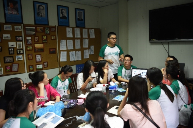 4小组成员为汇报展开准备 4小组成员为汇报展开准备