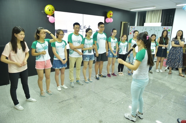 14副经理张秋卓老师参与游戏环节 14副经理张秋卓老师参与游戏环节