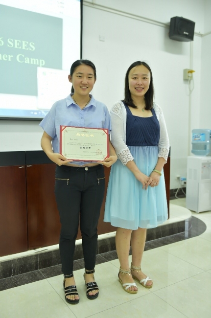 3优秀营员与张秋卓老师亲切合影 3优秀营员与张秋卓老师亲切合影