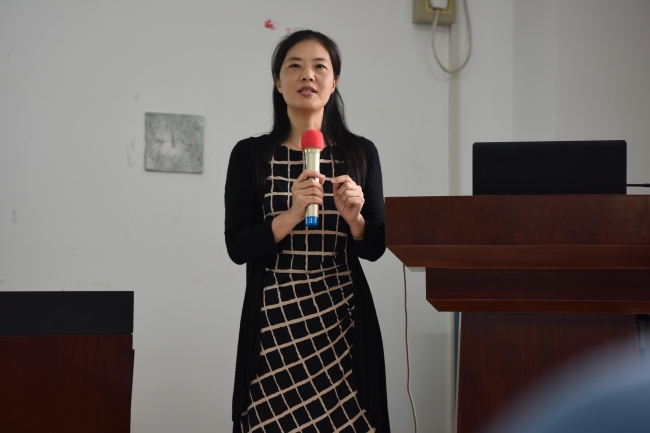 刘婕老师向全院老师介绍新学期党委工作安排