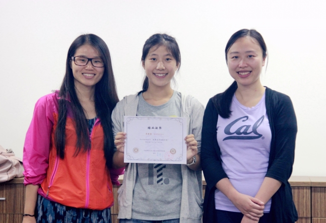 7 为营员颁发结业证书