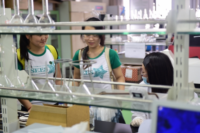 3-营员们参观公司研究基地