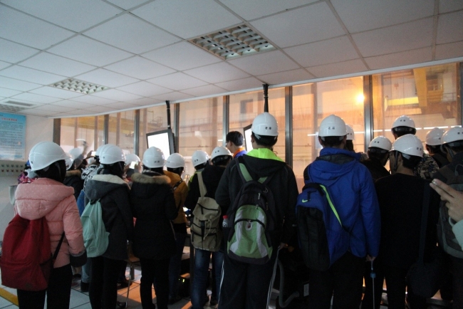 讲解员带大家参观抓斗操控室1