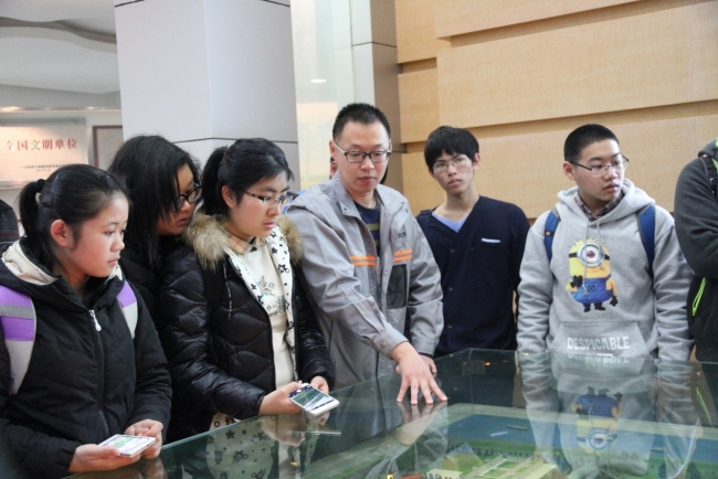 工作人员给大家讲解老港废弃物综合处理处置基地的整体规划