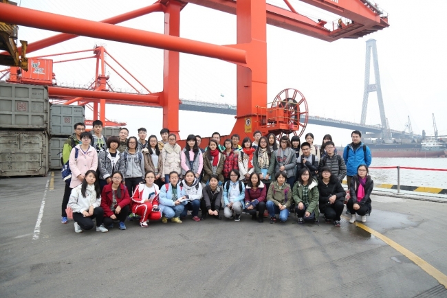 两组师生分别在徐浦大桥垃圾集装箱码头合影1