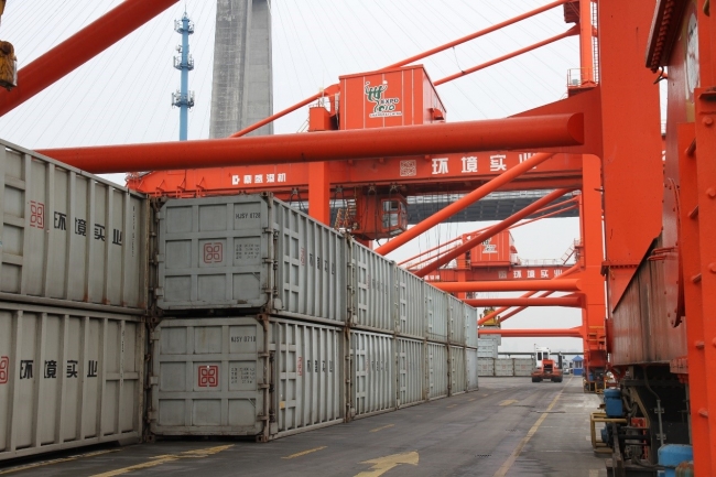 每天青春垃圾集装箱在码头被吊到船上。。