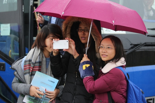 下车参观的同学们2