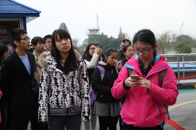 正在认真思考的同学和认真记笔记的同学1