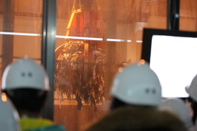 讲解员带大家参观抓斗操控室2