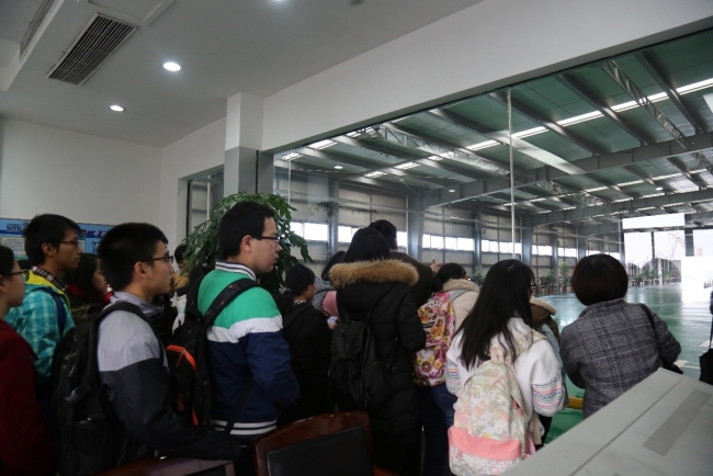 参观垃圾车如何有序倾倒垃圾