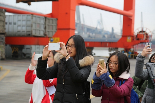 正在思考的同学和认真记笔记的同学2