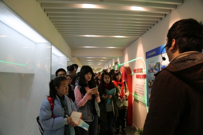 参观公司历史陈列馆时认真记录的同学们