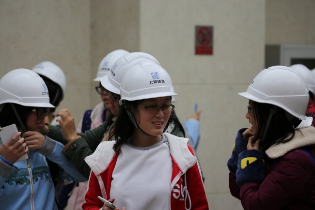 老港再生能源利用中心一楼大厅，戴防护用具的同学们1