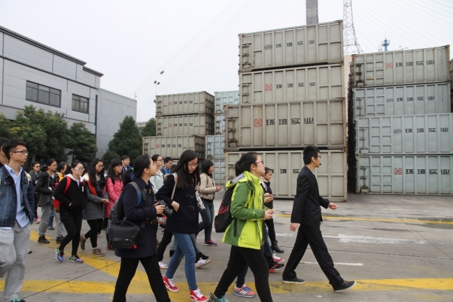 走过转运垃圾的集装箱