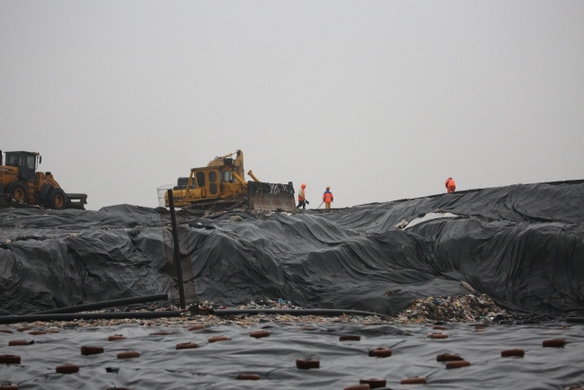 雨中的垃圾填埋场