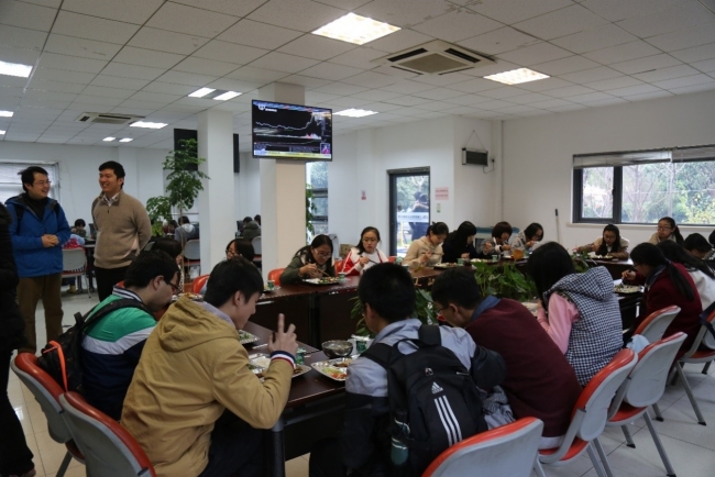 同学和老师们在食堂用餐