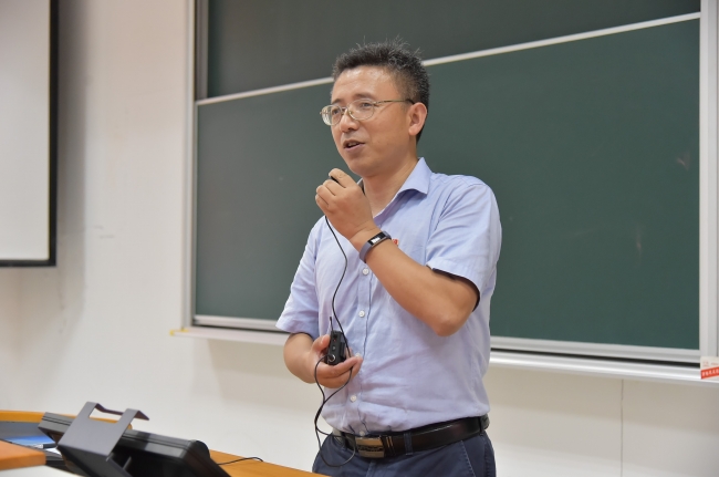 陈小勇经理为新生讲话